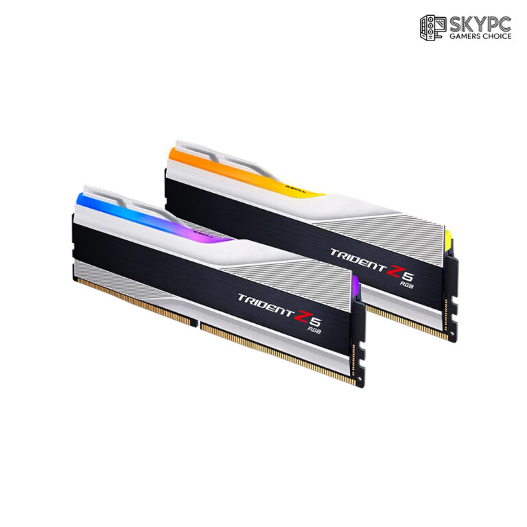 رم G.SKILL Trident Z5 RGB 48GB برای کاربرانی طراحی شده که به‌دنبال ترکیبی از قدرت، سرعت و زیبایی در سیستم خود هستند. این رم با بهره‌گیری از فرکانس 7200MHz و تایمینگ CL36، سرعت پردازش فوق‌العاده‌ای را در اختیار سیستم قرار می‌دهد و برای اجرای نرم‌افزارهای سنگین، بازی‌های روز و رندرینگ حرفه‌ای کاملاً مناسب است.

طراحی دو ماژول ۲۴ گیگابایتی در مجموع ۴۸ گیگ رم، فضای کافی برای انجام هم‌زمان چند کار سنگین را فراهم می‌کند. پشتیبانی از XMP 3.0 نیز به شما اجازه می‌دهد تنها با فعال‌سازی یک پروفایل در BIOS، از نهایت سرعت این ماژول‌ها بدون دردسر بهره‌مند شوید.

از طرف دیگر، نورپردازی ARGB قابل تنظیم این رم نه‌تنها عملکرد، بلکه ظاهر سیستم شما را هم حرفه‌ای‌تر می‌کند. طراحی بدنه نقره‌ای با هیت‌سینک آلومینیومی، هم زیباست و هم باعث کنترل بهتر دما در زمان استفاده سنگین می‌شود.

در نهایت، وجود گارانتی رسمی آواژنگ تضمین‌کننده اصالت کالا و خدمات پس از فروش مطمئن است. با توجه به مشخصات فنی پیشرفته، ظاهر جذاب و پشتیبانی قدرتمند، رم G.SKILL Trident Z5 RGB 48GB یک انتخاب هوشمندانه برای هر کاربر حرفه‌ای است.