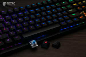 کیبورد مکانیکی گیمینگ با نور RGB و سوییچ‌های گیمینگ باز شده