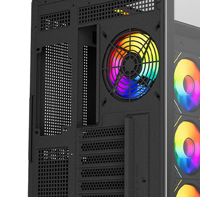 اتاق گیم مدرن در حال آمادهسازی با نور RGB بنفش و آبی، شامل میز چوبی، مانیتور، صندلی گیمینگ مشکی و کیس روشن در گوشه اتاق، همراه با کارتنها و ابزار روی زمین